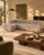 Rzeźbiarska sofa w eleganckim wnętrzu.png